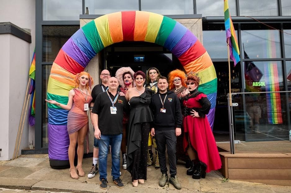 16 Fotos: Wakefield erstrahlt in Farben und Musik zur Feier des Pride 2026