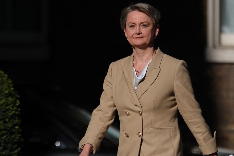 Premierminister Andy Burnham ernennt die Abgeordnete Yvette Cooper zur ...