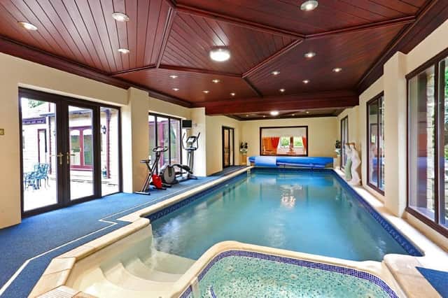 The swimming pool with jacuzzi is the main feature of the impressive leisure suite.