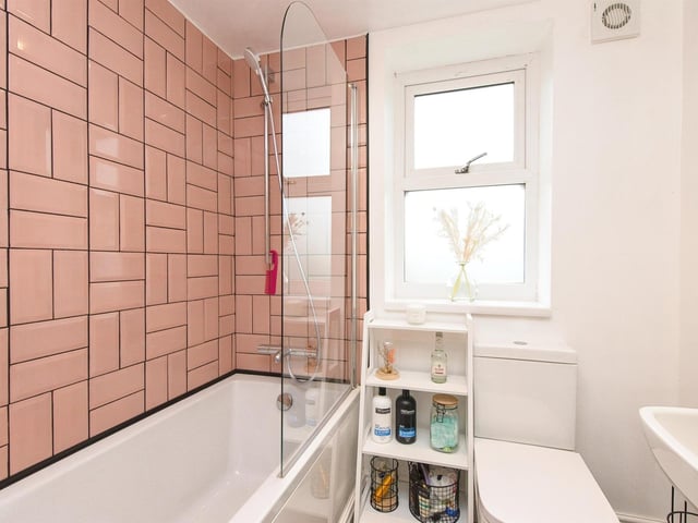 A contemporary style bathroom suite