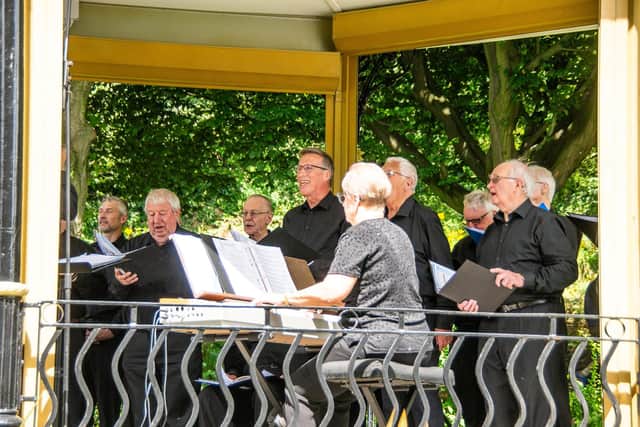 Castleford Male Voice Choir held a fundraiser for the Alzheimer's Society on July 29, raising over £800
