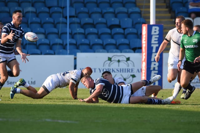 Jack Bussey gets a pass away off the ground to send Craig Hall free.