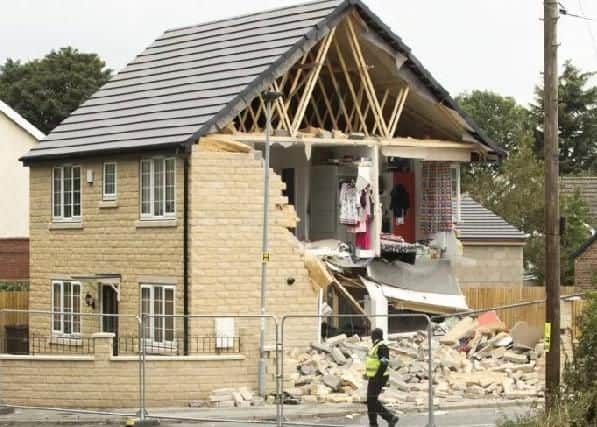 The lorry ploughed into the house.