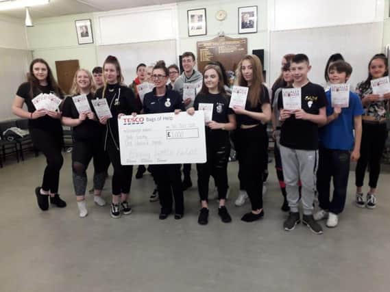 Youngsters receive a cheque for 1,000