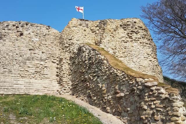 A 1m plan to improve links between Pontefract Castle and the town centre has been given the green light by council decision-makers.
