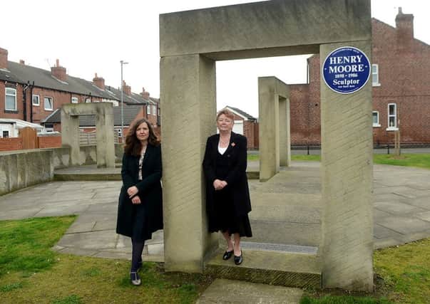 Blue plaque erected in Castleford to mark the birth place of artist Henry Moore.
Pictured: R) Sandra Wright - Chair of Castleford Civic Trust with L) Rebecca Land - Head of Communications and representing the Henry Moore Foundation.
p314b413