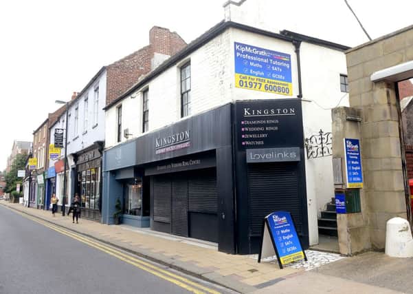 Kingston Jewellers, Ropergate, Pontefract.
A gang of armed robbers threatened staff and made off with a large quantity of jewellery.
p303c437