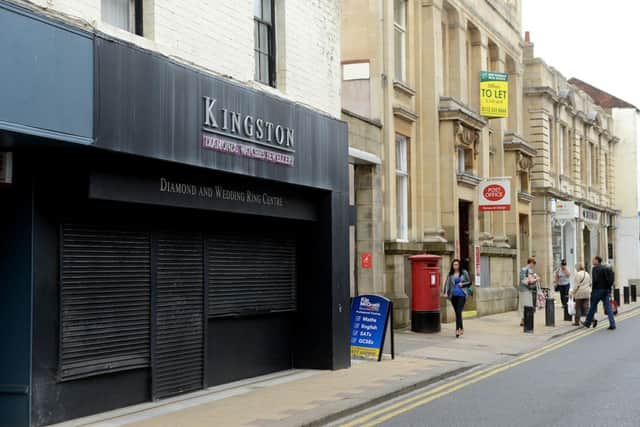 Kingston Jewellers, Ropergate, Pontefract. A gang of armed robbers threatened staff and made off with a large quantity of jewellery. p303a437