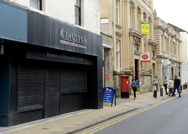 Kingston Jewellers, Ropergate, Pontefract. A gang of armed robbers threatened staff and made off with a large quantity of jewellery. p303a437