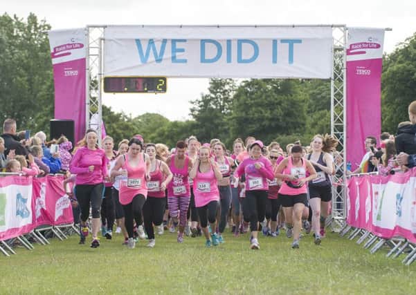 Picture by Allan McKenzie/YWNG - 19/07/15 - Press - Pontefract Race for Life 2015 - Pontefract Racecourse, Pontefract, England - The runners set off.
