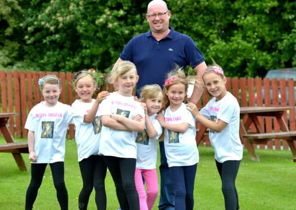 Six children raise £900 by doing charity walk for Beth's Angels charity - fund after Bethany Jones died after M62 crash.
 LOCATION:  Barnsley Oak, Mill Lane, South Elmsall.
Pictured L/R: Mark Larkin with: Ella Stones, Chloe Manua, Lucy Savage, Niamh Allen, Macy McDonaugh, Elise Reay