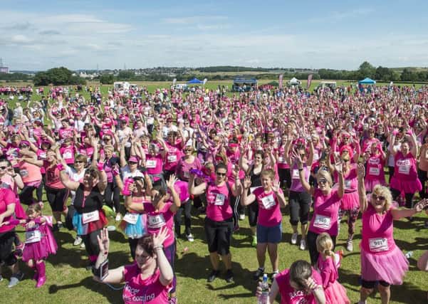 Picture by Allan McKenzie/YWNG - 17/07/16 - Press - Pontefract Race For Life 2016, pontefract Park, Pontefract, England - The crowd wave for the camera.