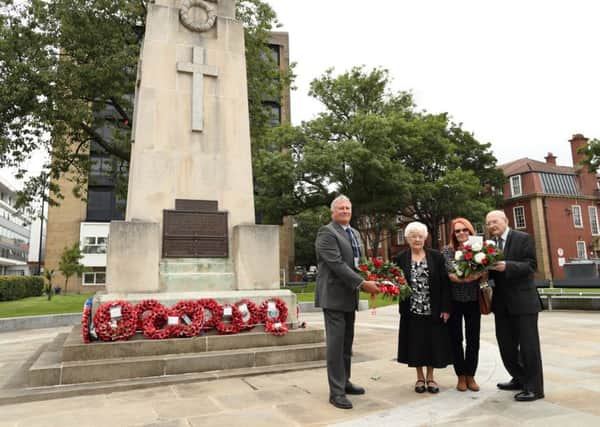 Wreath laying ceremony for World War I nurse Nallie Spindler who died 100 years ago on August 21. Pictured are Coun Charlie Keith with Nellie's relatives,  Margaret Truelove, Julia Duffield and George Spindler
