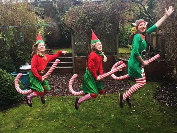 The festive photo of Sara and her daughters