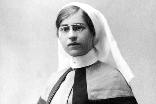 15 Nov 2017........Wakefield Civic Society unveil a blue plaque to WW1 nurse Nellie Spindler on the site of her former home on Stanley Road in Wakefield. ++COLLECT OF NELLIE++